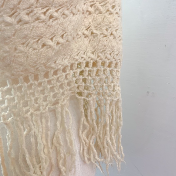 Vintage 1960s crochet ivory fringe scarf - Picture 9 of 9